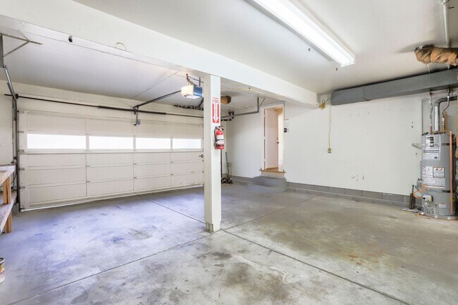 Building Photo - 264 W Oakwood Blvd