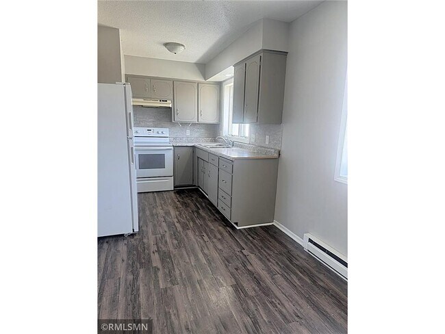 Building Photo - 880 E 6th St