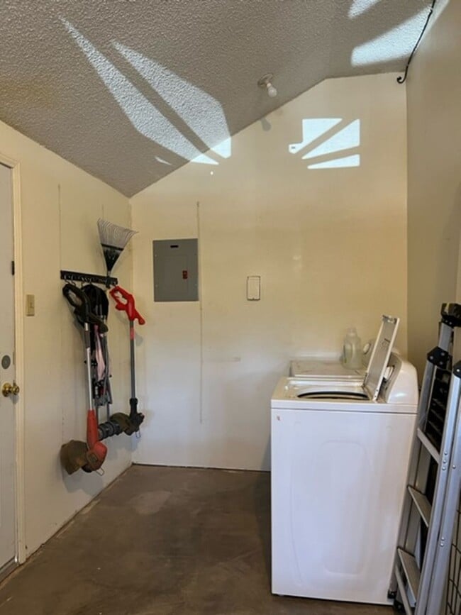 Building Photo - Great 3 bedroom 2 bath home!