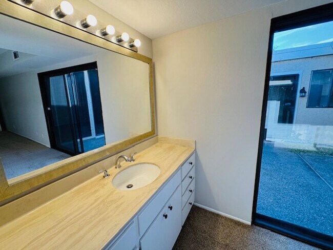 Building Photo - Wonderful, single level townhome w/attached garage available for move-in now!