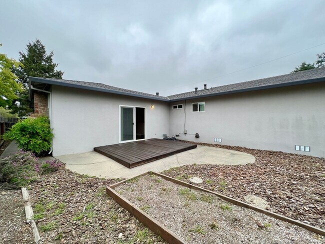 Building Photo - TENTATIVELY RENTED 3 Bedroom 2 Bathroom Na...