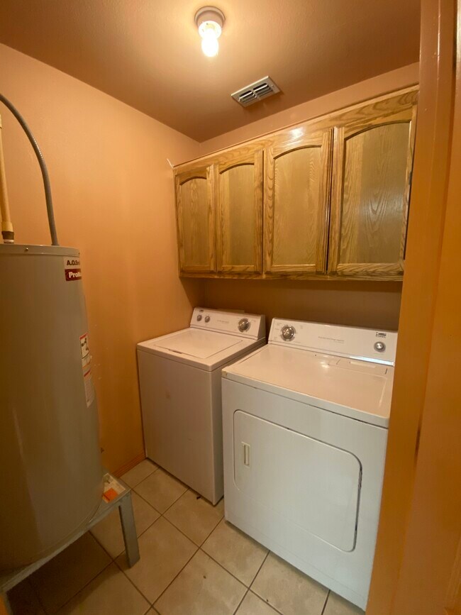 Building Photo - 1306 W Fig Ave