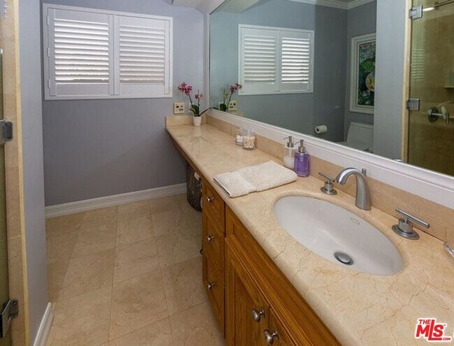 Building Photo - 1488 S Durango Ave