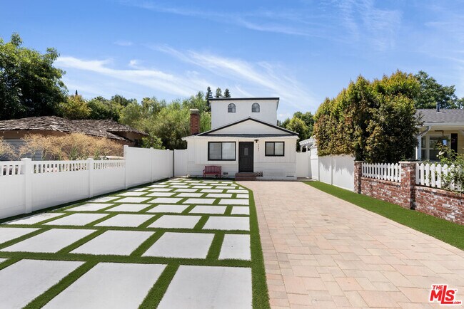 Building Photo - 5541 Fallbrook Ave