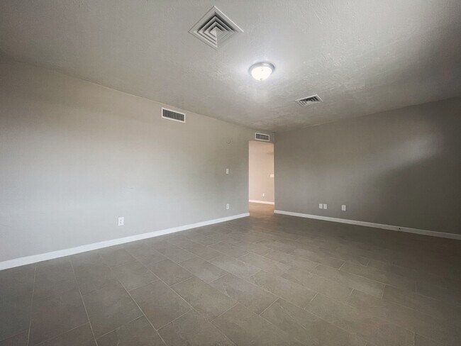 Building Photo - 2330 N Los Altos Ave