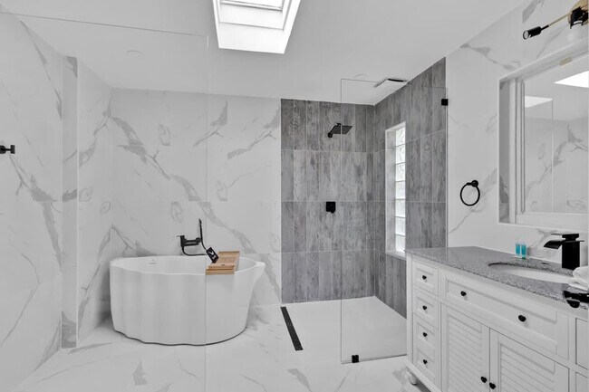 Building Photo - 1712 NE 18th Ave