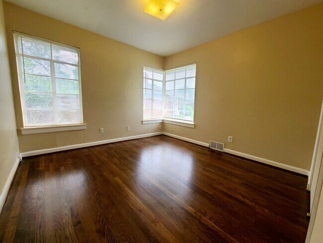 Building Photo - Great 3/2 Single Family Home in Casa Linda