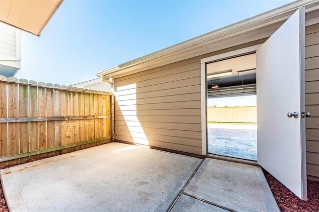 Building Photo - 1721 Kemah Village Dr