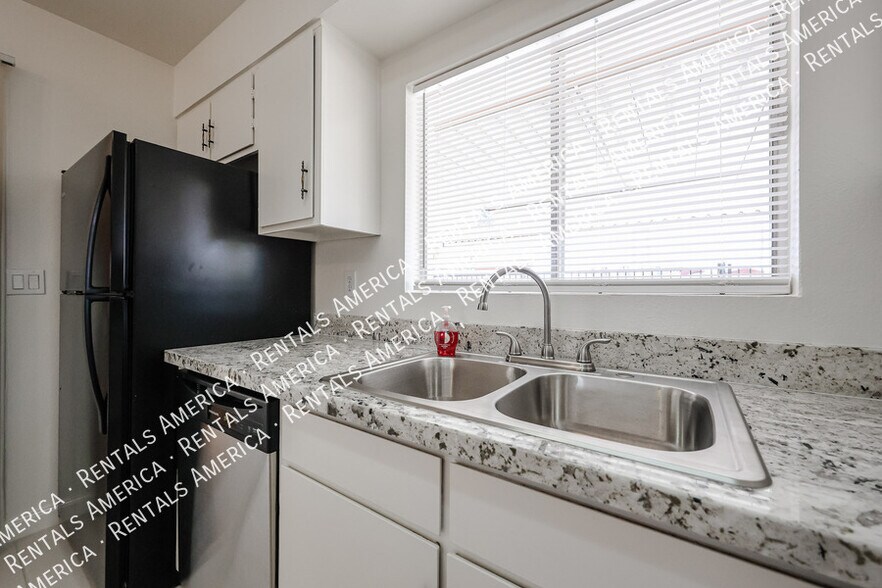 Building Photo - 6913 W Solano Dr N