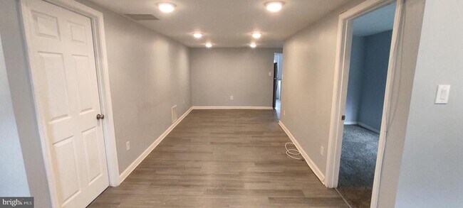 Building Photo - 127 Cove Rd