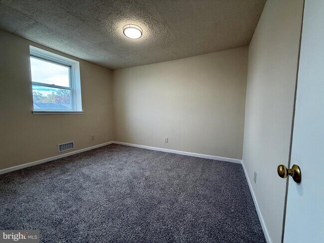 Building Photo - 2008 Ewald Ave