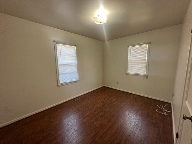 Building Photo - Two bedroom, One bathroom, Pet Friendly Ho...