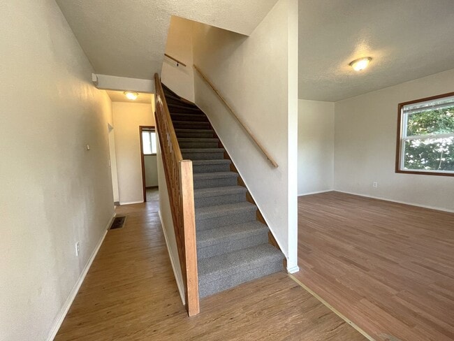 Building Photo - 4713 N Commercial Ave