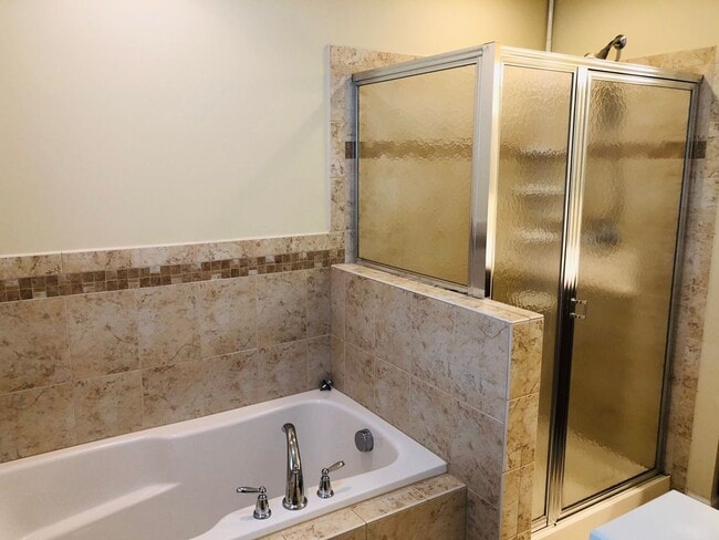 Building Photo - 4 bed/3.5 bath Townhouse in Suncrest Village - July 27th