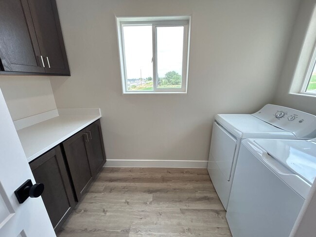 Building Photo - Beautiful Townhome!