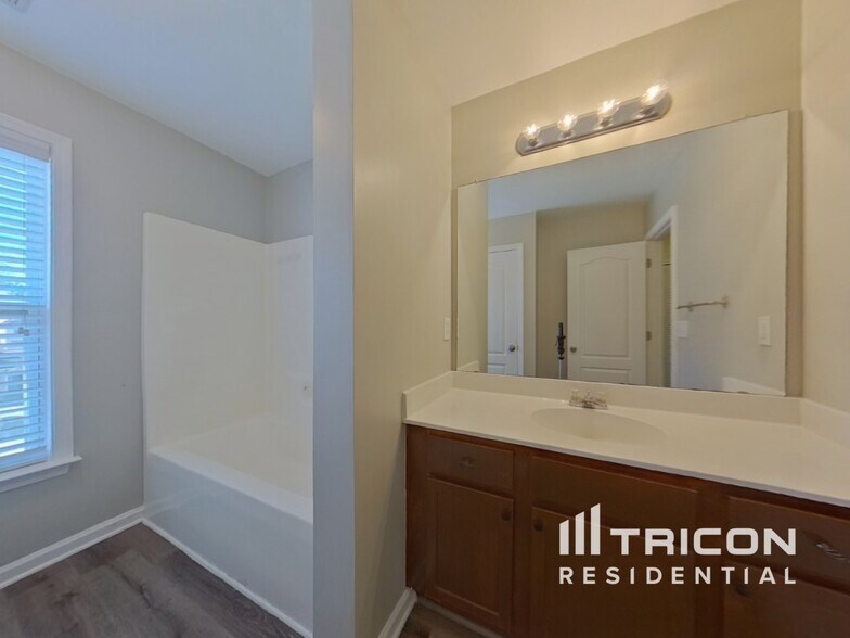 Building Photo - 188 Longwood Crossing