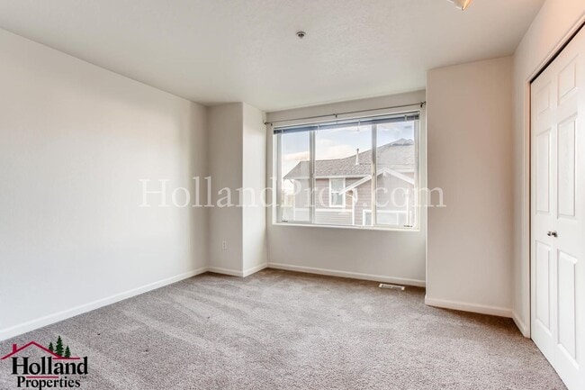 Building Photo - Experience Comfort and Style in This Elegant Murrayhill Townhome!