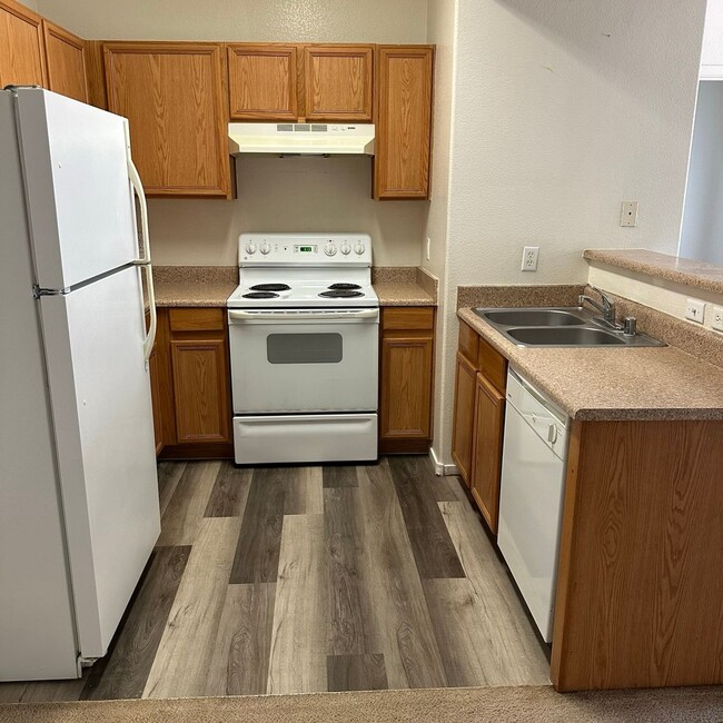 Building Photo - 2 bedroom/2 baths condo