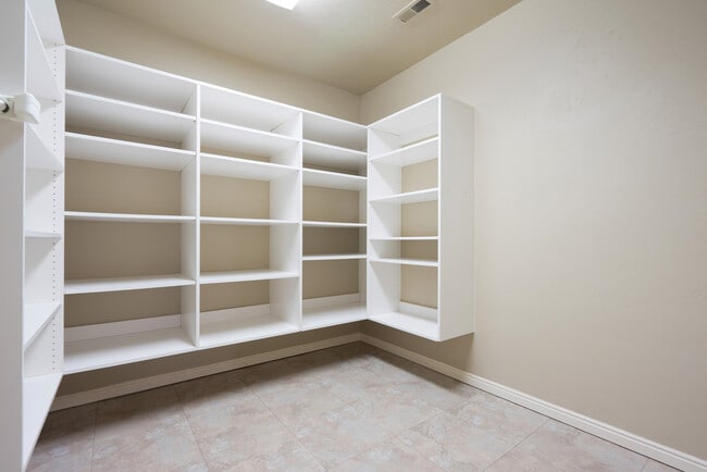 Building Photo - Beautiful St. George Home - Community Pool...