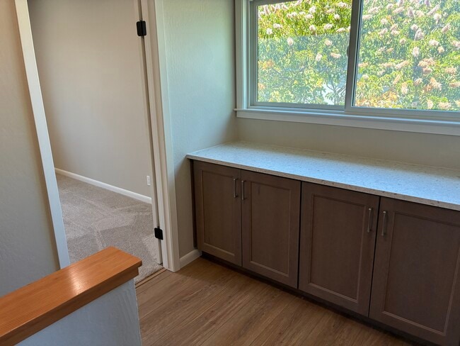 Building Photo - 405 Solano Dr