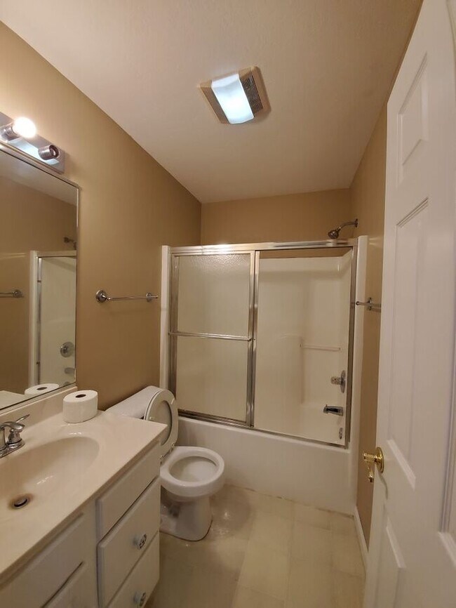 Building Photo - 3 Bedroom On Cul-de-sac, East Side Location