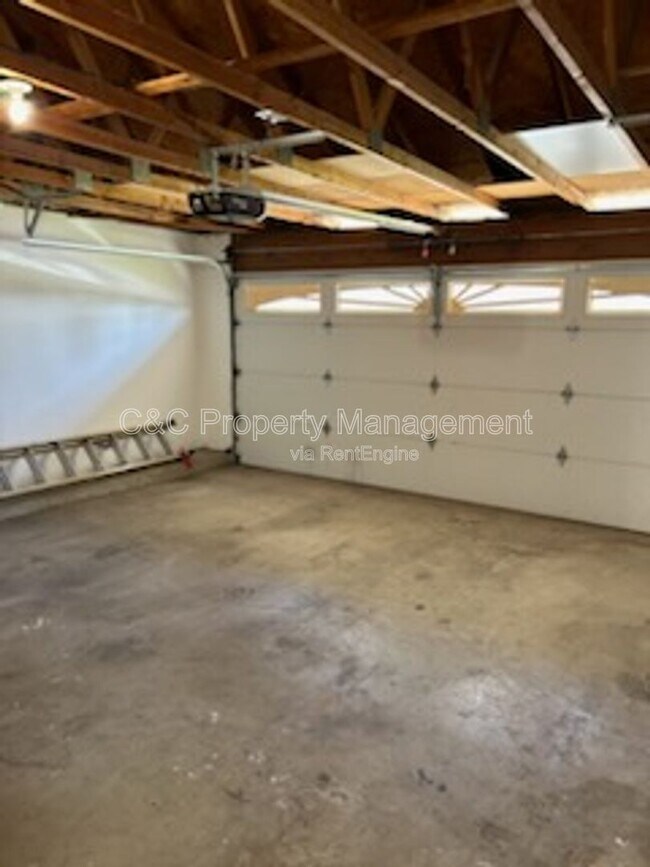 Building Photo - 8912 Carvalho Ct