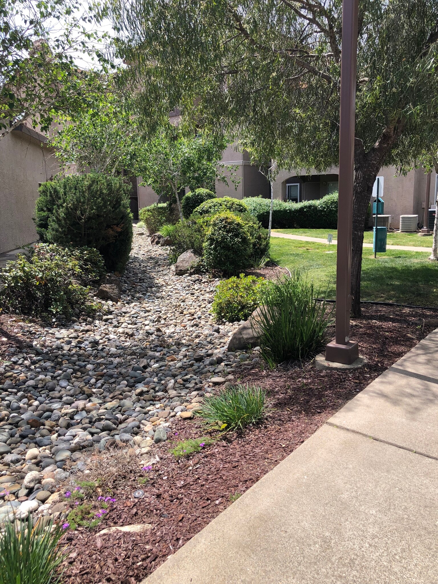 Beautifully landscaped throughout the property - 10001 Woodcreek Oaks Blvd