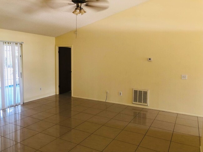 Building Photo - 3/2/2 Deltona