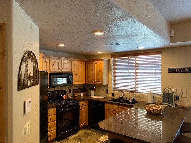 Building Photo - 6010 N Fox Pointe Cir