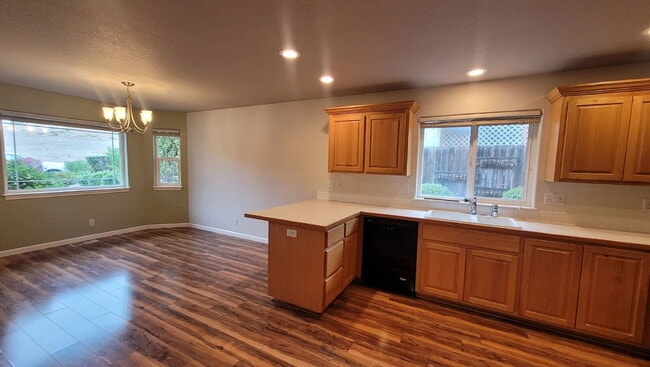 Building Photo - 310 Village Dr