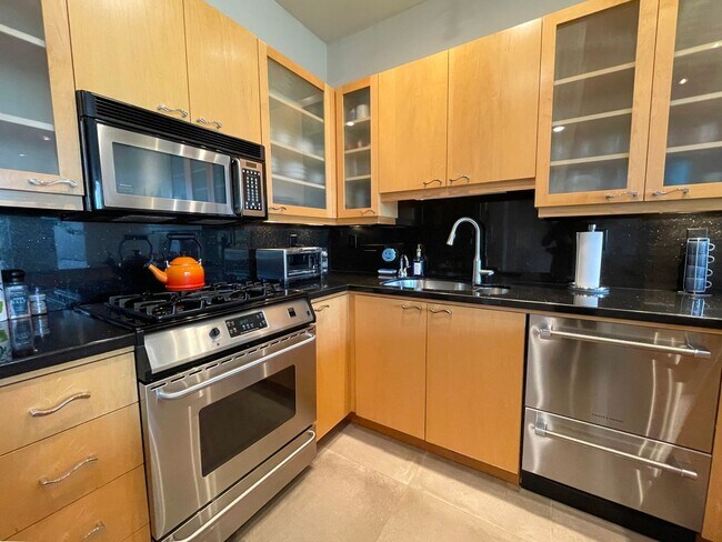 Building Photo - Gorgeous Furnished Pearl District Condo - ...