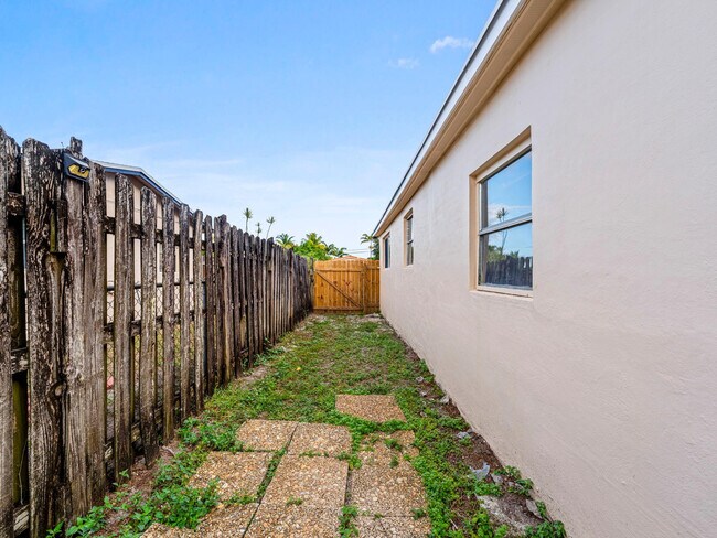 Building Photo - 21200 NE 12th Ct