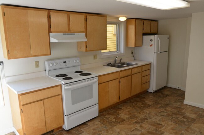 Building Photo - 15-17-17 Peru St