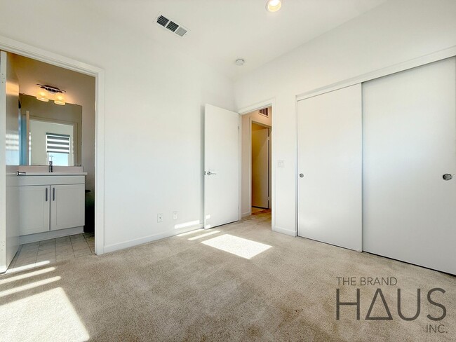 Building Photo - Modern Farmhouse-Style 2Bed 2.5Bath Twenty8 Walk Gated Community