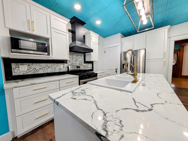 Building Photo - 517 1st Ave W