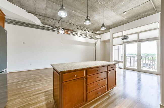 Building Photo - 1616 Fountain View Dr