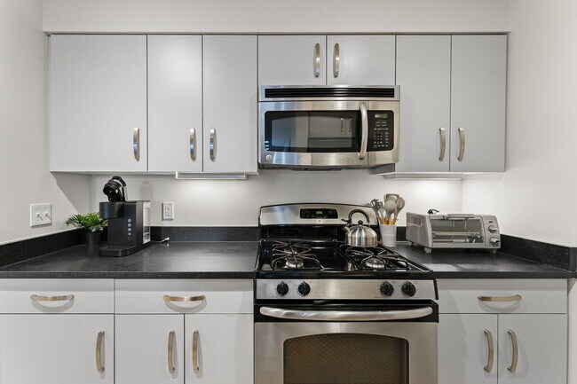 Building Photo - 601 Albany St