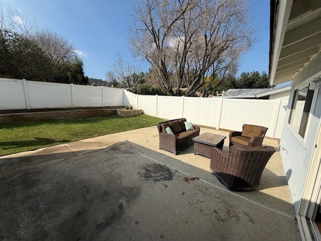 Building Photo - Charming Single-Story 3-Bedroom Home in Newhall!