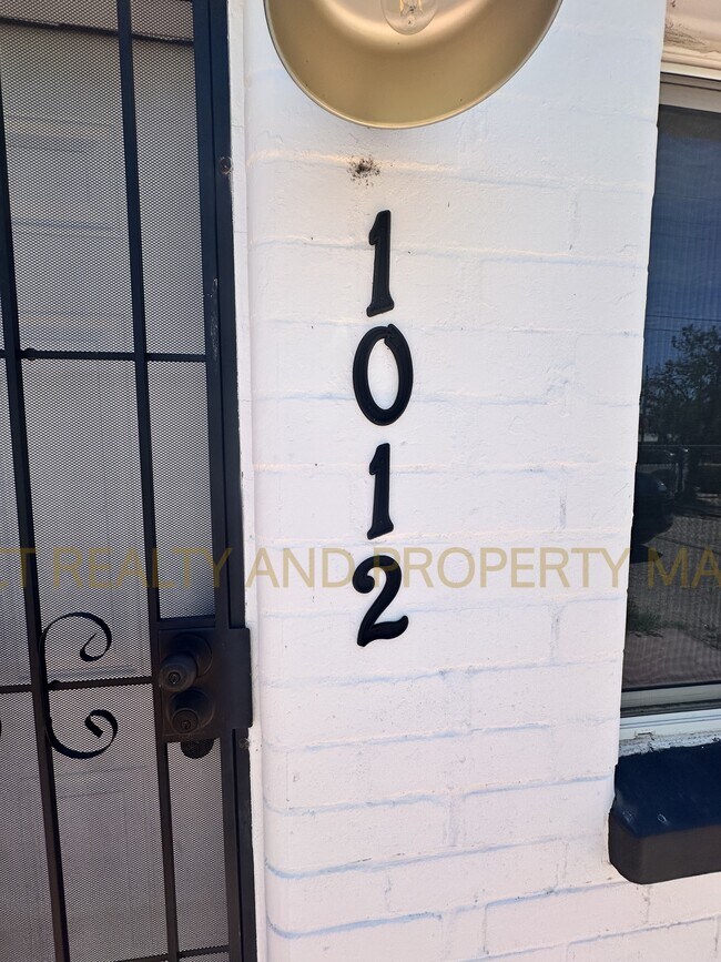 Building Photo - 1012 N Grande Ave