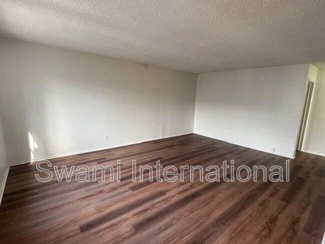 Building Photo - 1303 W 107th St