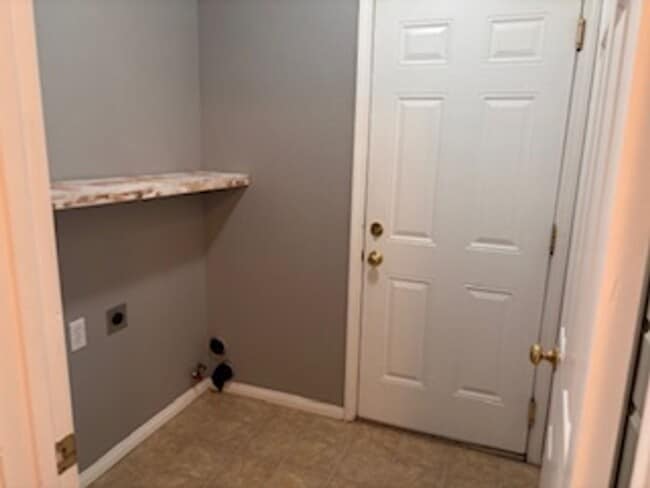 Building Photo - Corner lot in Golden Hills 3bdrm, 2 bath