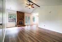 Building Photo - 702 Twin Oak Trail