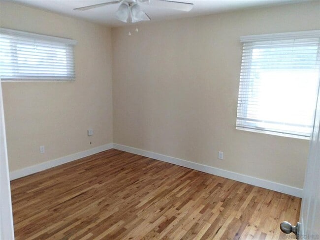 Building Photo - 2 BED 1 BATH Duplex Including 1 Car Garage in KENSINGTON