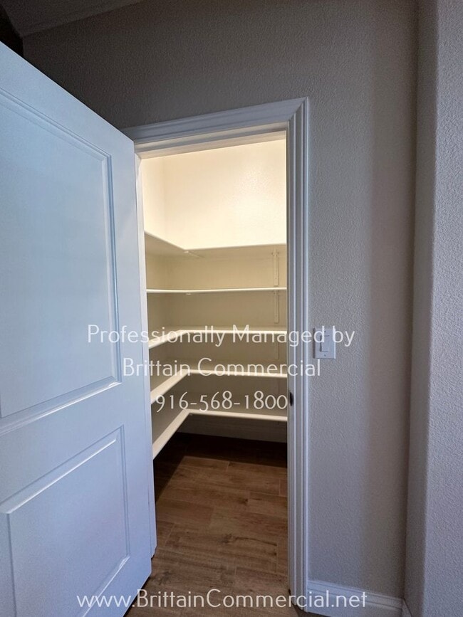 Building Photo - Stunning All Single Story 3 Bedroom, 2.5 B...