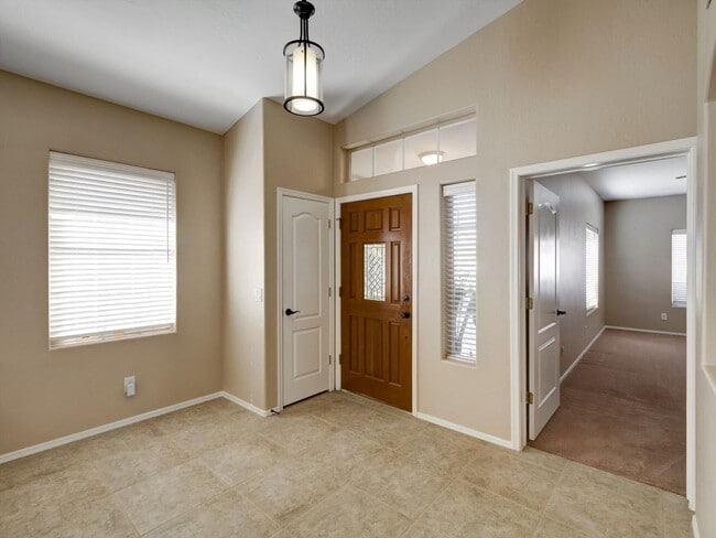 Building Photo - 3 bd 2 bth 2120 sq ft in stonehaven in sco...