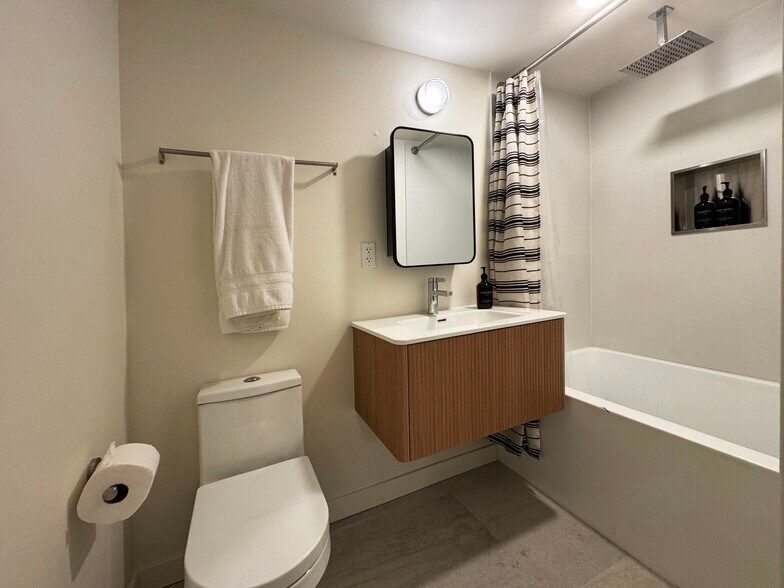 Building Photo - 4548 Huntington Dr S