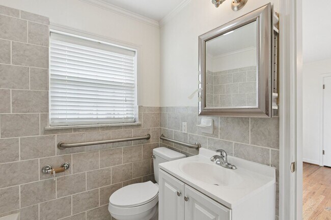 Building Photo - 1108 Larchmont Ln
