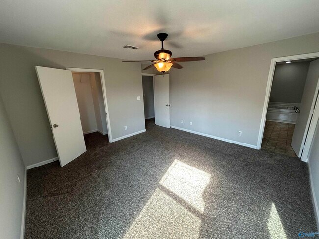 Building Photo - 3140 Lakeland Dr SW