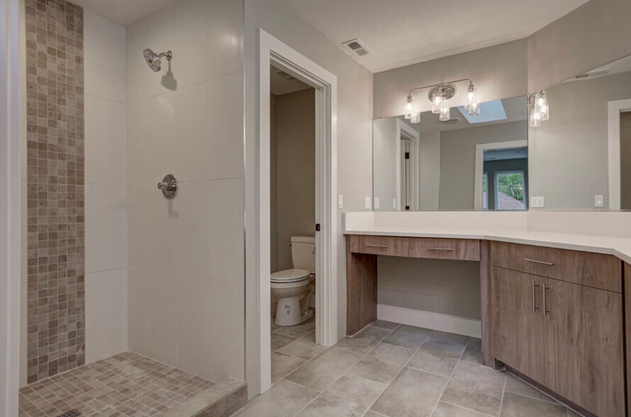 Building Photo - 6049 NE Flanders St