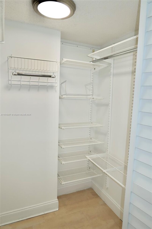 Building Photo - 540 Brickell Key Dr
